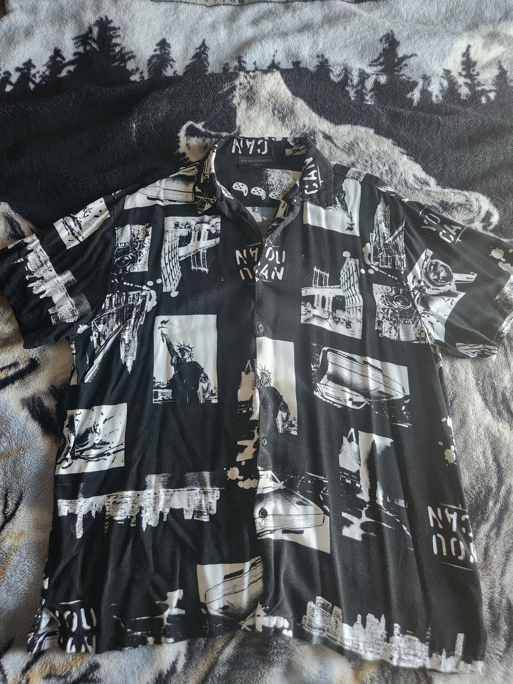 Black & White Graphic Print Short-Sleeve Men’s Shirt